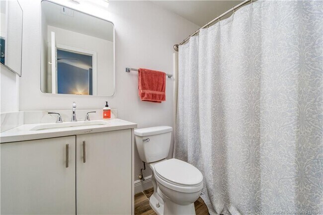 Building Photo - 2141 SW Janette Ave