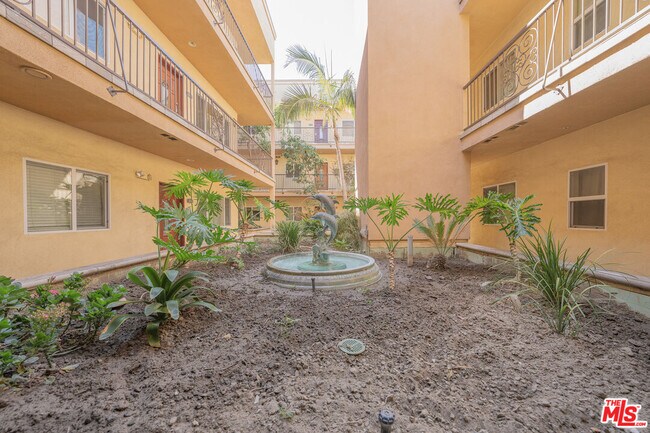 Building Photo - 626 E Orange Grove Ave