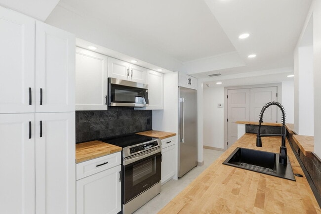 Building Photo - 5460 N Ocean Dr