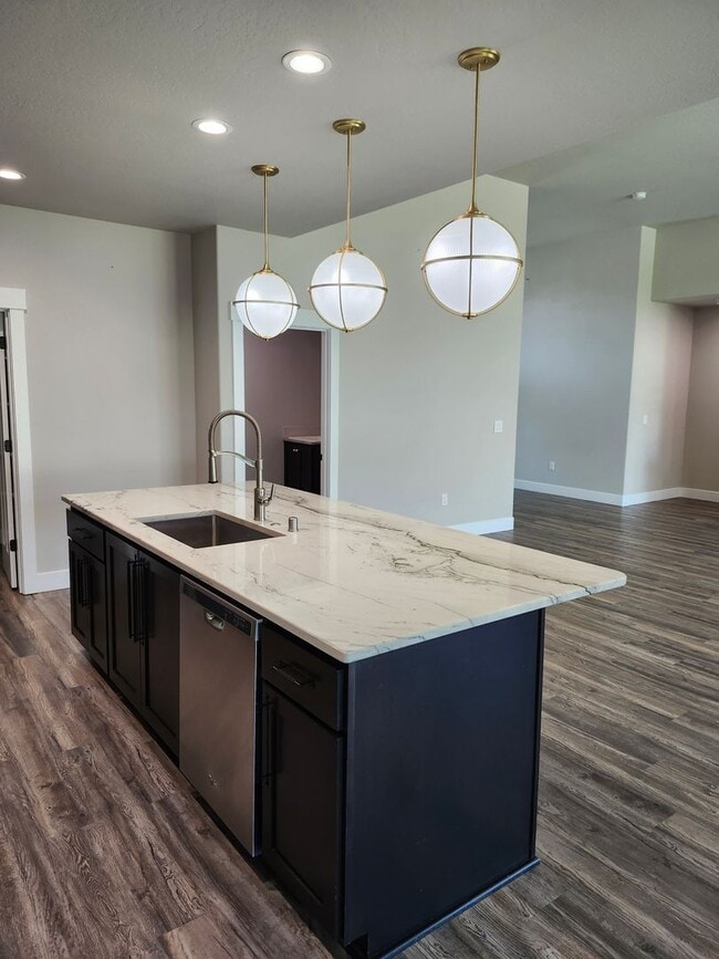 Building Photo - Elegant 4 Bed, 2 Ba Home - MANY Upgrades &...