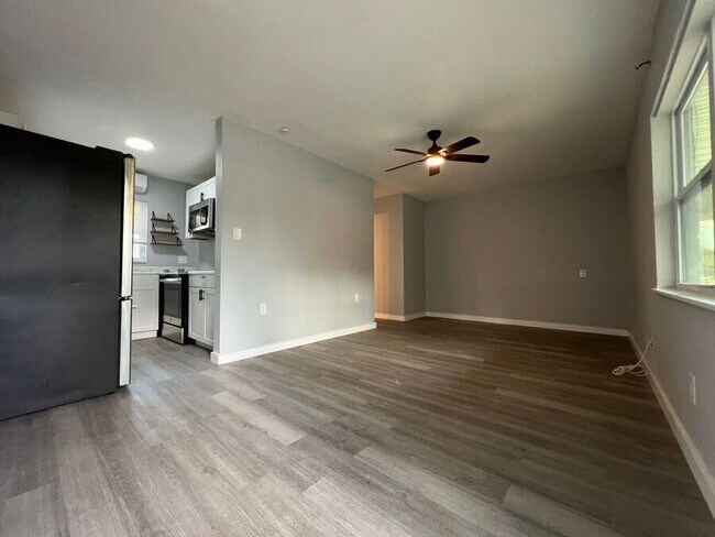 Building Photo - 351 Ave N NE