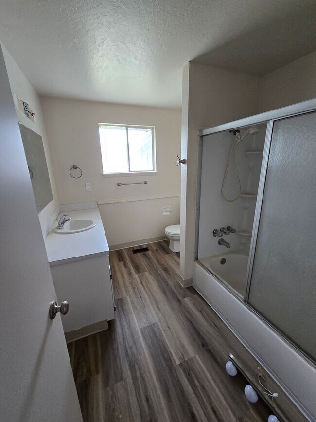 Building Photo - DYF-404-KA