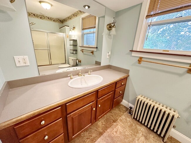 Building Photo - Beautiful 3 BR 1.5 BA Leominster SFH