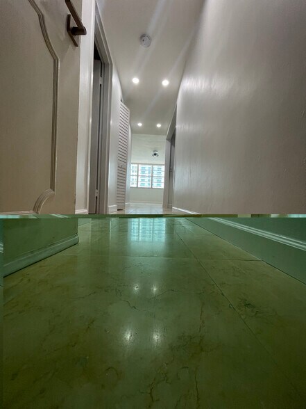 Building Photo - 999 Brickell Bay Dr