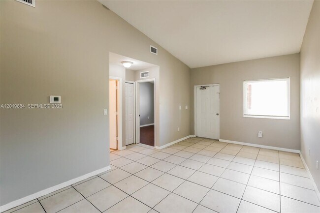 Building Photo - 925 NE 34th Ave