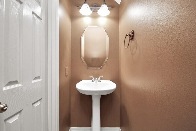 Building Photo - 2523 Sunstone Ln