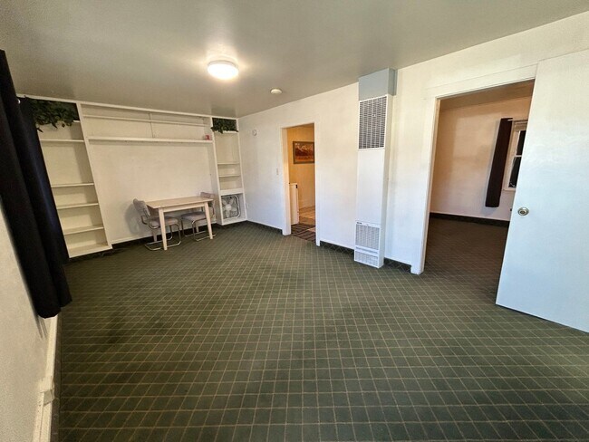 Building Photo - 821 W Main St