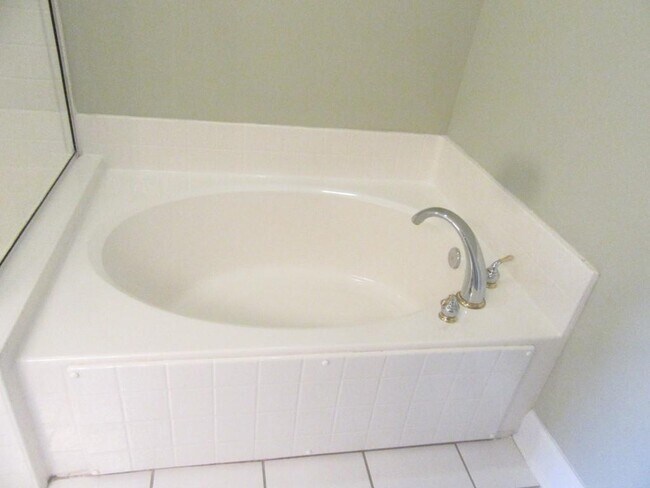 Building Photo - 2241 Waterview Dr