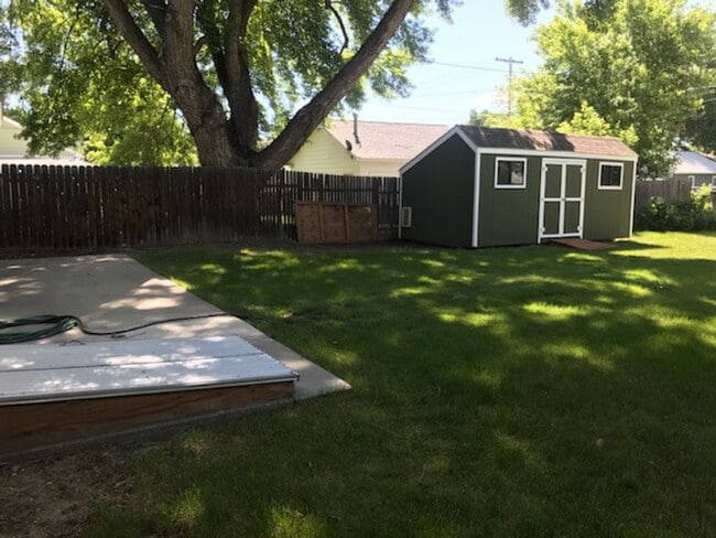 Building Photo - Gorgeous centrally located 2 bedroom, 1 bath with garage!