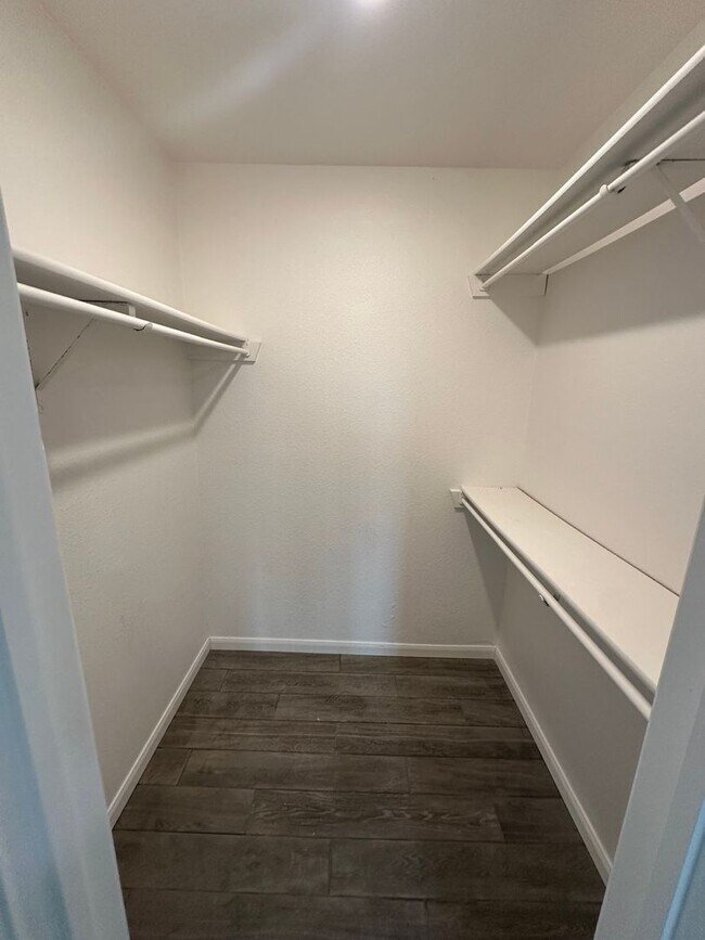 Building Photo - AVAILABLE NOW!! NEWLY REMODELED