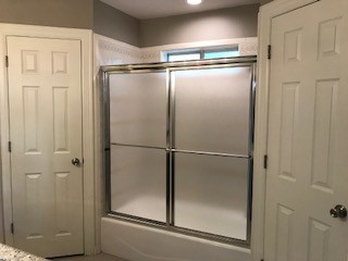 Tub with shower, 2 closets, extra shower!! - 6701 N 8th St