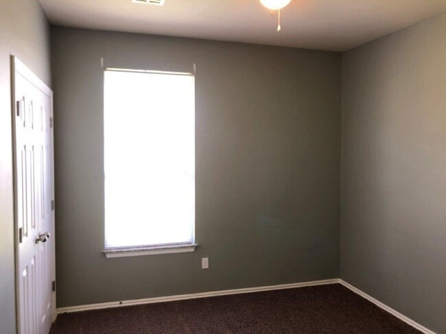 Building Photo - $200 off your move in by May 15th! Located in Edgewood Manor and in Mustang School District!, Nea...