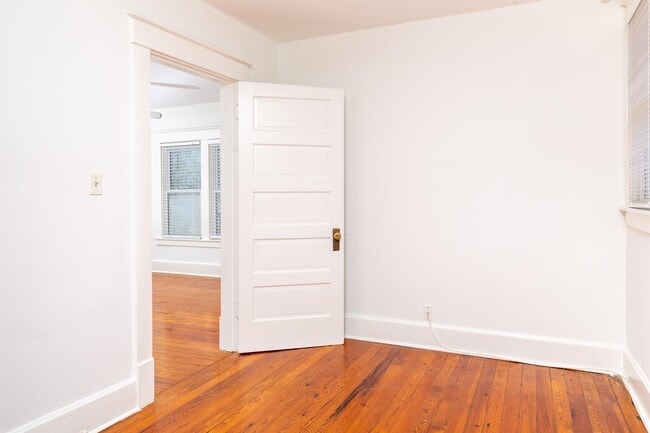 Building Photo - 180 Rosemont Garden