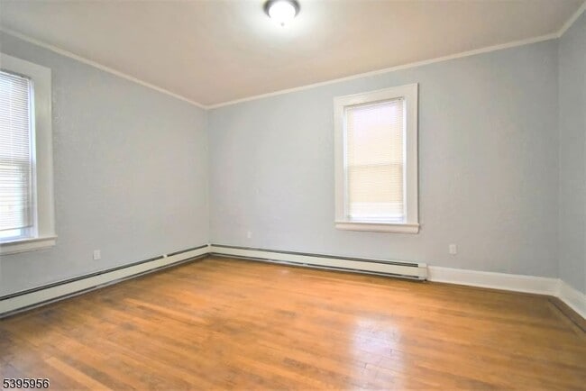 Building Photo - 352 Wainwright St