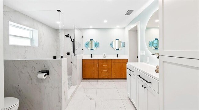 Building Photo - 2736 Riverview Dr