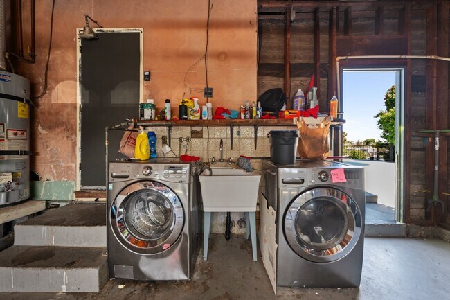 Building Photo - Private pool with canyon views!