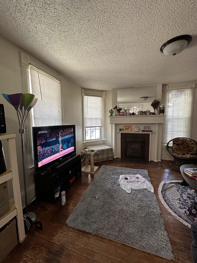 Building Photo - Whole House: 4 Bed 1 Bath close to UWEC!