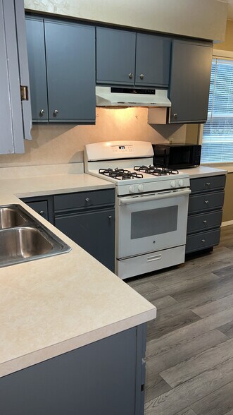 Building Photo - 803 Zollinger Rd