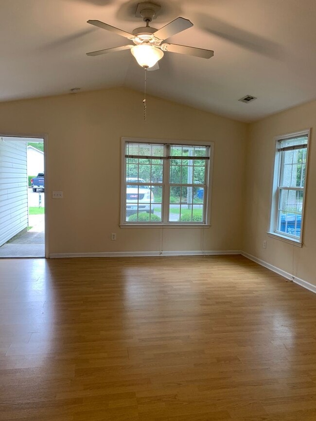 Building Photo - $500 OFF 1ST MONTHS RENT! Lawncare INCLUDED! 3 Bedroom, 2 Bath House