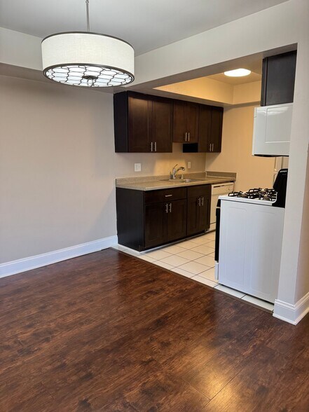 Building Photo - 2260 N Summit Ave