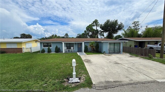 Building Photo - 639 Killarney Dr