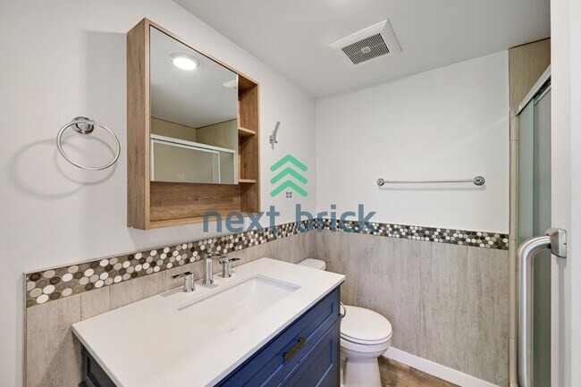 Building Photo - Charming Shoreline Home on a Spacious Lot | A/C & EV Charger | Near Light Rail