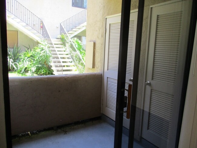 Building Photo - Beautiful 1 bedroom 1 bath 1st floor condo...