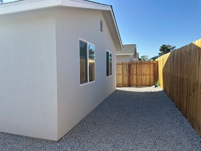 Building Photo - 928 W Perdew Ave