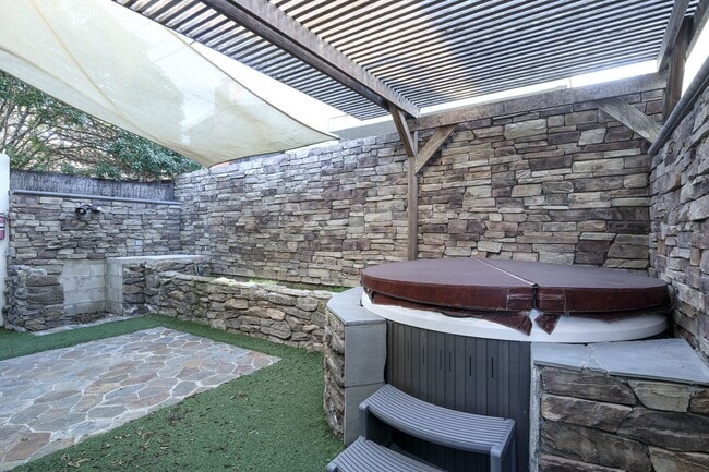 Building Photo - Renovated 2 Bed + 2 Bath with office space |Hollywood by the Sea | Oxnard | Unfurnished