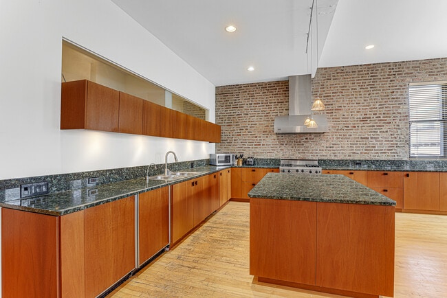 Building Photo - 944 W Lake St