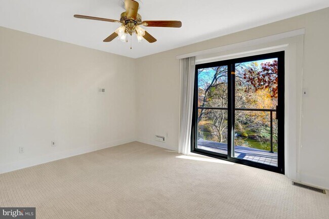 Building Photo - 6120 Beachway Dr