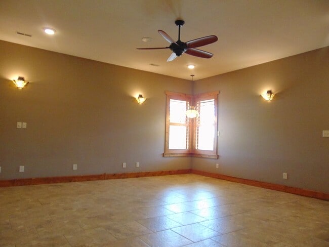 Building Photo - Majestic 3 Bed Mid MO Ranch!