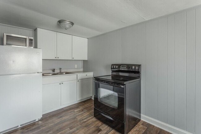 Building Photo - 311 Hedgewood Dr