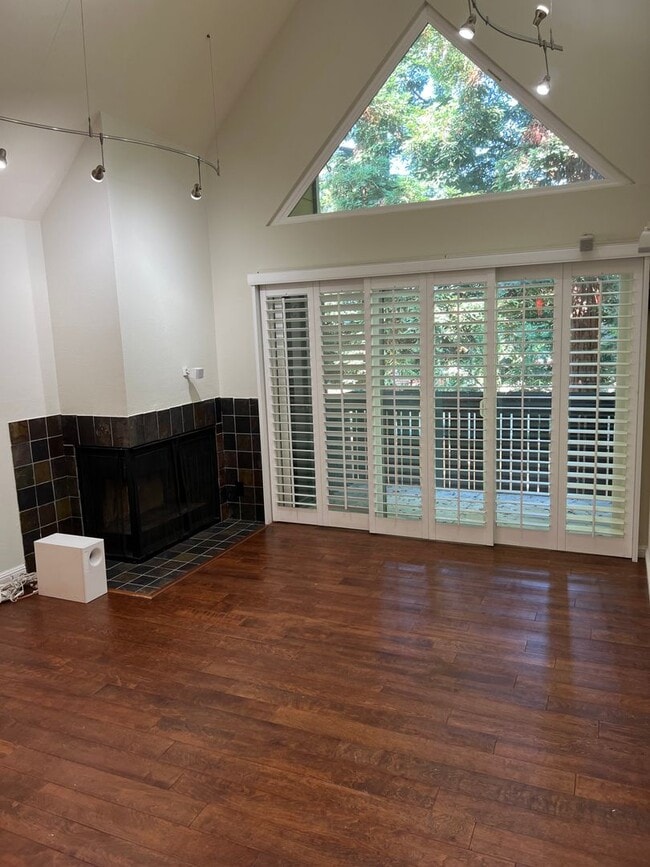 Building Photo - Palo Alto -Updated 3 Bedroom Condo In A Highly Sought After Neighborhood