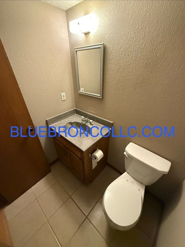 Building Photo - great price for a 2 bedroom townhome, easy access to highway.