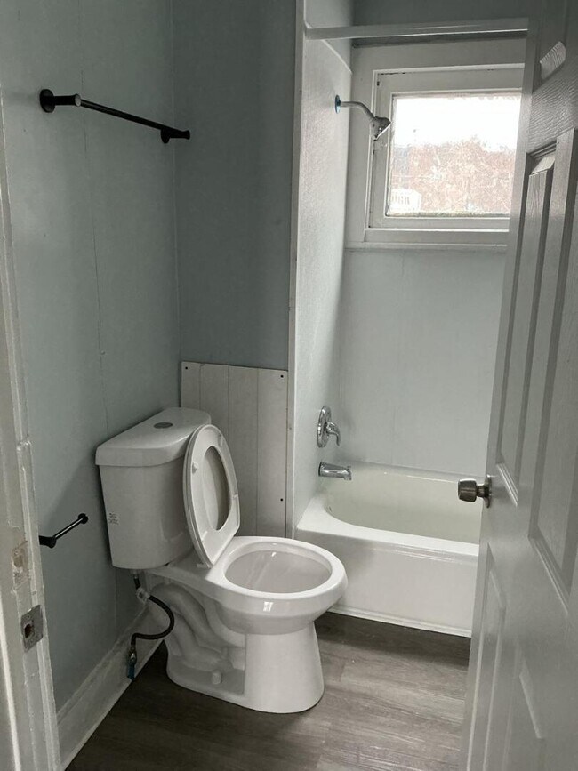 Building Photo - 14405 Sylvia Ave