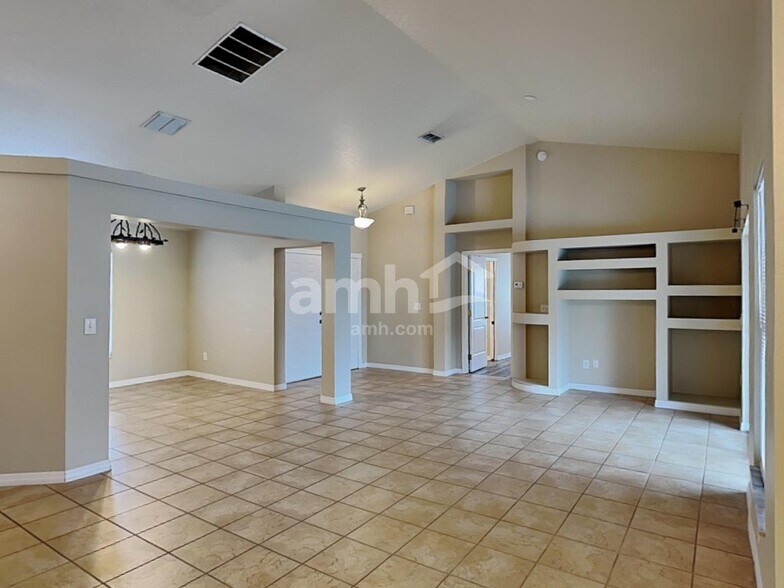 Building Photo - 10222 Summer Elm Ave