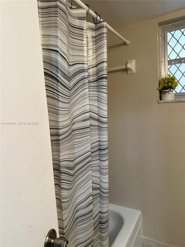 Building Photo - 410 SE 2nd St