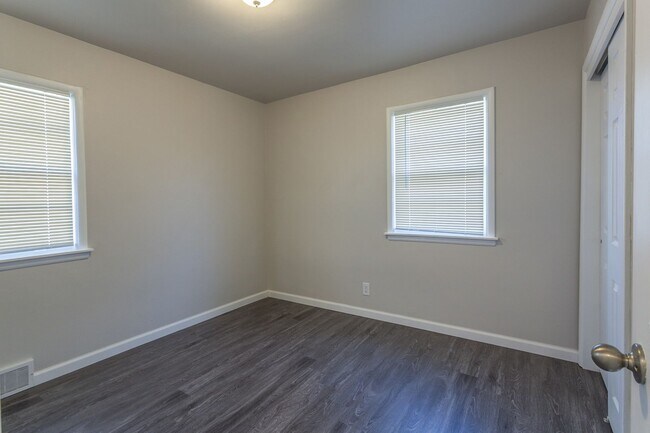 Building Photo - 2327 W 6th St