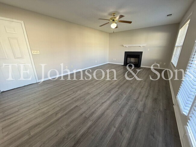 Building Photo - Spacious 4 Bedroom Home with Modern Comfor...