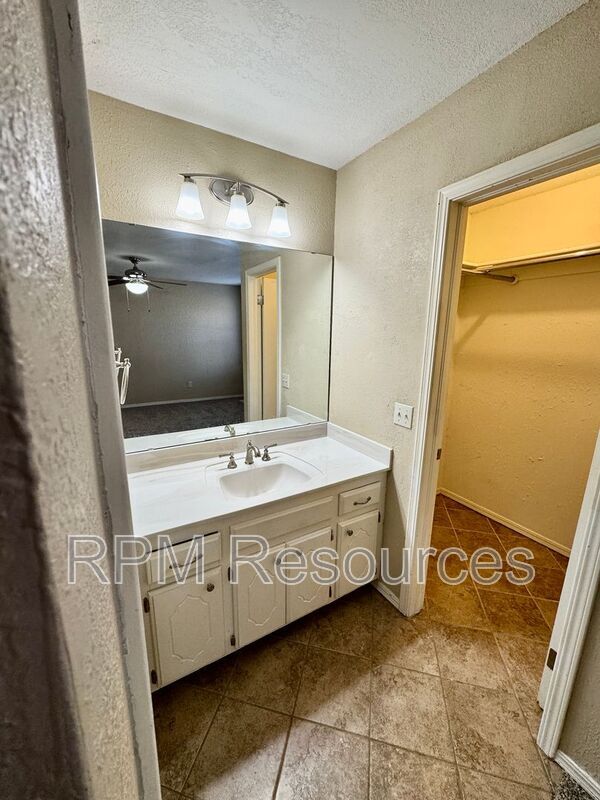 Building Photo - 1135 W Johnathan Way