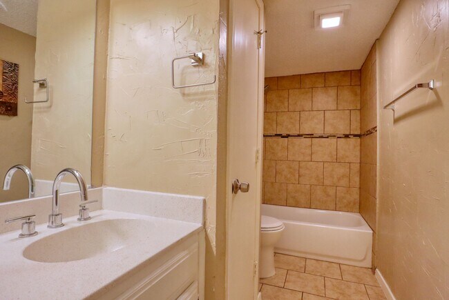 Building Photo - 413 Lakeway Dr