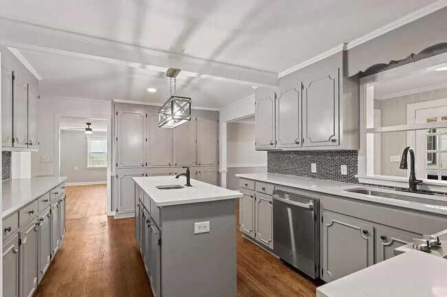 Building Photo - 305 Hillside Dr