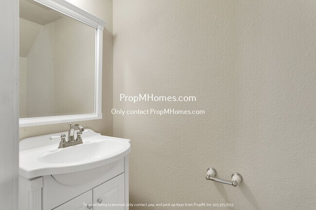 Building Photo - Charming 2-Bedroom Haven in the Heart of Sunset - A Blend of Serenity and Convenience!