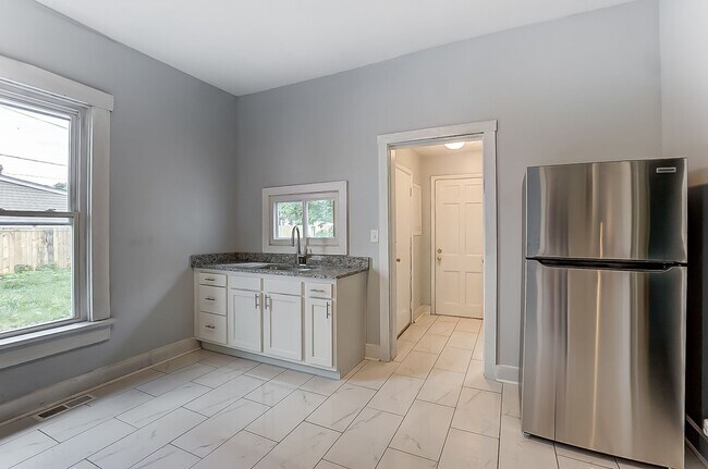 Building Photo - 3 Bed In Dayton- MOVE IN SPECIAL! Third Month Free!