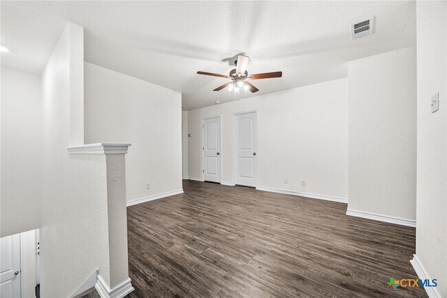 Building Photo - 909 E Mary Jane Dr