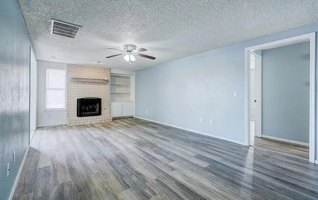 Building Photo - 3 bed two bath in Yukon, clean , updated a...