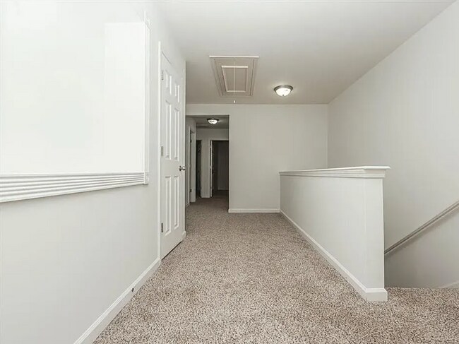 Building Photo - 5260 Sherwood Way