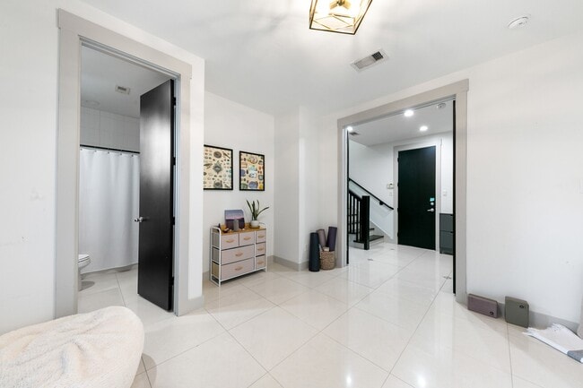 Building Photo - 1807 Dart St