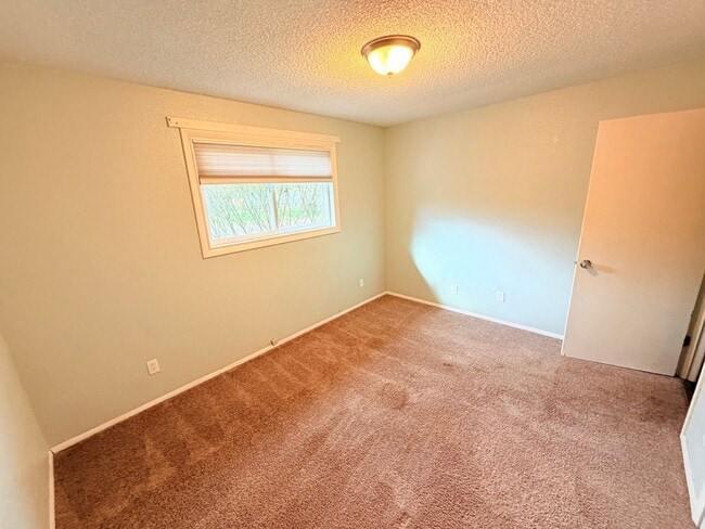 Building Photo - Renovated 2BR with Large Backyard, Storage, Washer & Dryer & Parking